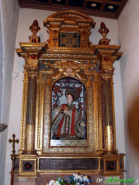 20-P6161122+.jpg - 20-P6161122+.jpg - Altare ligneo nella navata destra della chiesa parrocchiale di S. Pietro (XVI sec.).